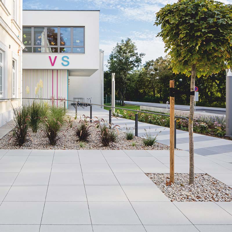 Volkschule Achau Linea VG4 térkőlap, platina világos sötét Friedl Steinwerke  Volkschule Achau Linea VG4 térkőlap, platina világos sötét Friedl Steinwerke