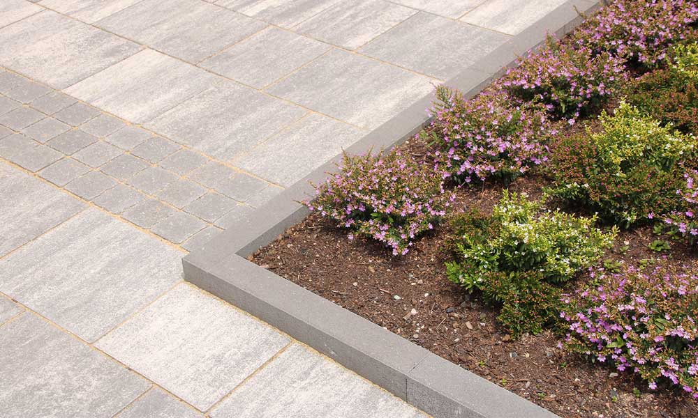 Univerzális szegélykő, antracit; Arret B25 VG4 kombitérkő, gránitszürke árnyalt és Grado kockakő, antracit Univerzális szegélykő, antracit; Arret B25 VG4 kombitérkő, gránitszürke árnyalt és Grado kockakő, antracit