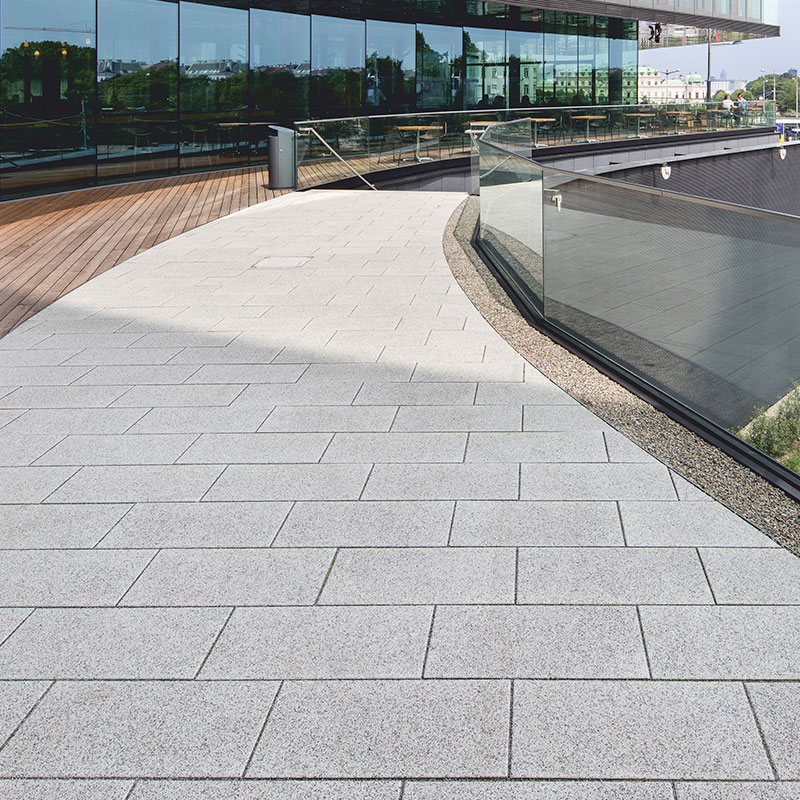 Gyalogút Largo burkolólap nemeszúzalék fehér-fekete felülettel az Erste Group/Erste Campusnál Friedl Steinwerke.