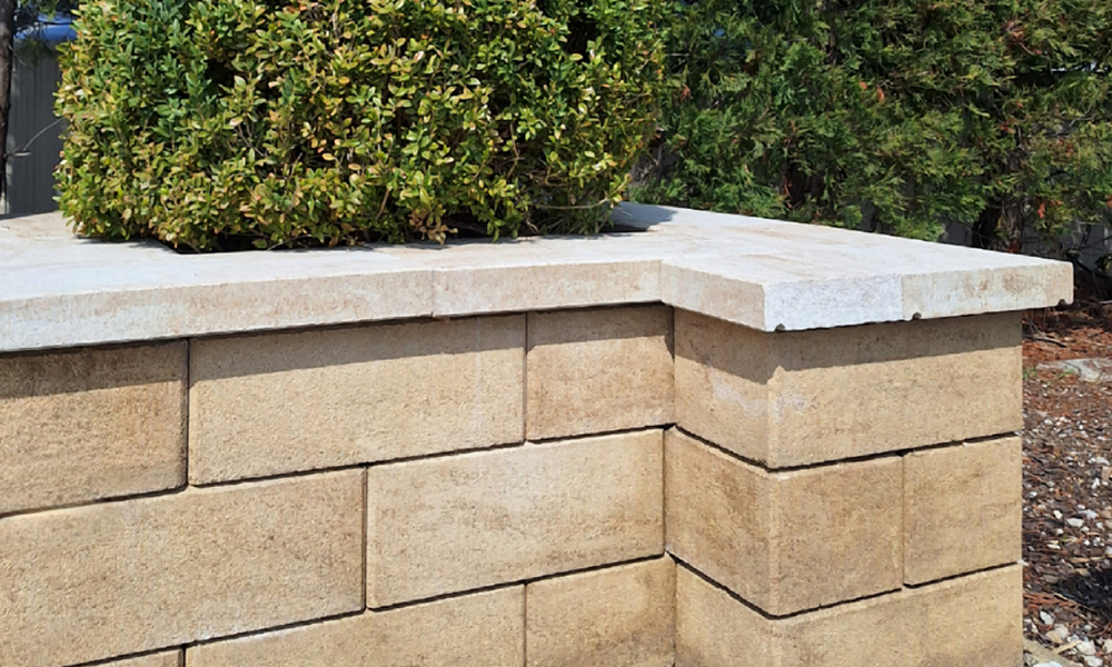 Classic kerítés- és falazókő, mészkő árnyalt; Fedlap vízorral, mészkő árnyalt Classic kerítés- és falazókő, mészkő árnyalt; Fedlap vízorral, mészkő árnyalt