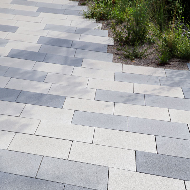 Begegnungszone Lunz am See Linea Rhomboid és Kursiva, taupe világos és sötét Részlet a lunzi találkozózónából Linea Rhomboid és Kursiva burkolattal, taupe világos és sötét színekben, Friedl Steinwerke.