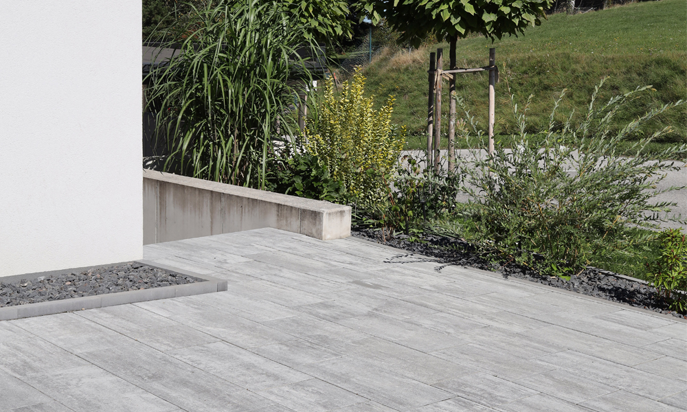 Cadea B30 VG4 gránitszürke árnyalt A Cadea B30 VG4 gránitszürke árnyalt térkövekkel alakították ki ezt a modern bejáratot, Friedl Steinwerke kövekkel.