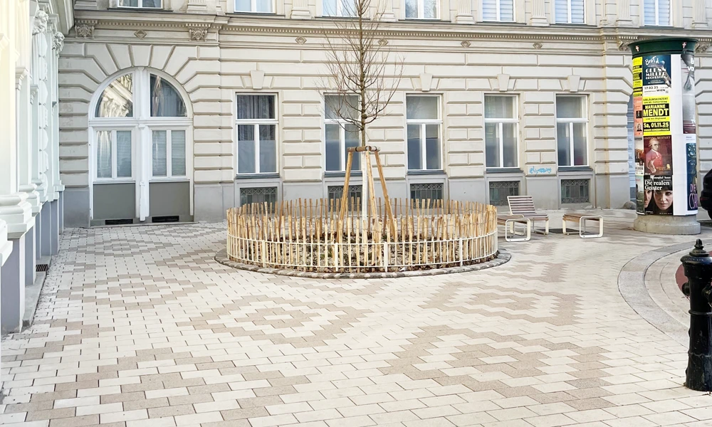 Tér Bécsben világos burkolattal és esztétikus mintázattal Esztétikus, világos burkolat a városban