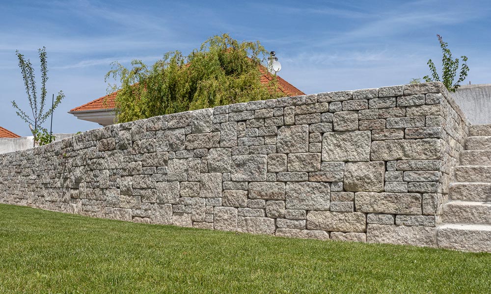 Gutshof falazókő MB24 koptatott, kagylómész, vadkötésben rakva Gutshof falazókő MB24 koptatott, kagylómész, vadkötésben rakva