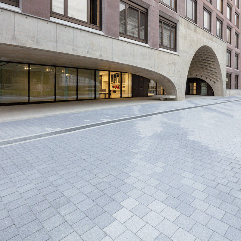 Árkádos terület Classic VG4 szürke burkolattal a Campus Innrain Egyetemen Innsbruckban Friedl Steinwerke.