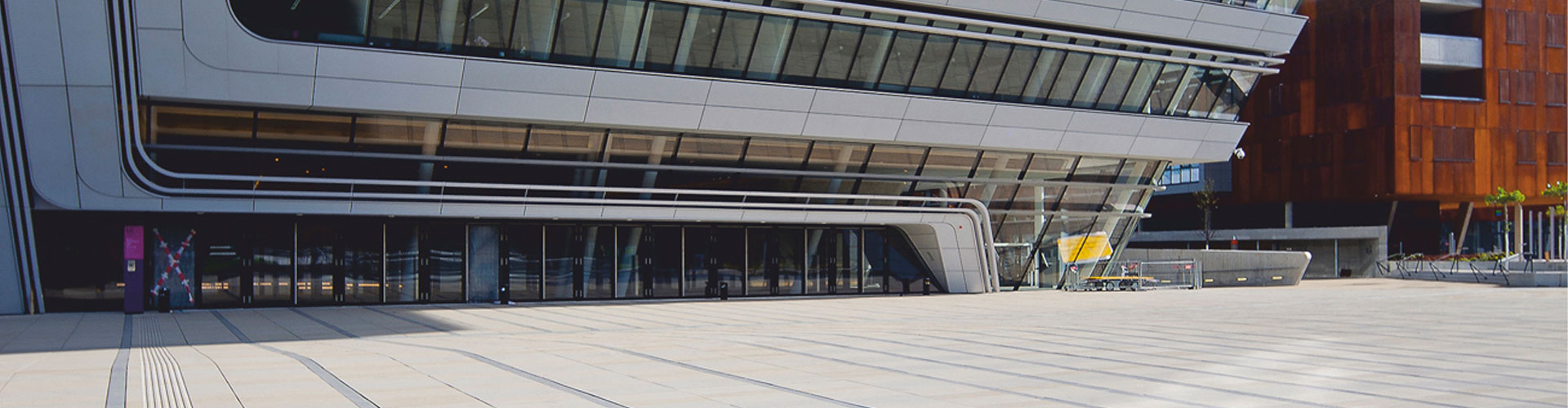 Campus WU Bécs Magnum, fehér, szürke térkő Friedl Steinwerke Campus WU Bécs Magnum, fehér, szürke térkő Friedl Steinwerke