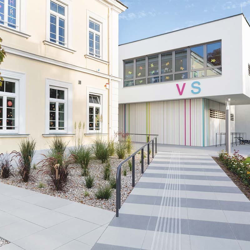 Volkschule Achau Linea VG4 térkőlap, platina világos sötét Friedl Steinwerke  Volkschule Achau Linea VG4 térkőlap, platina világos sötét Friedl Steinwerke