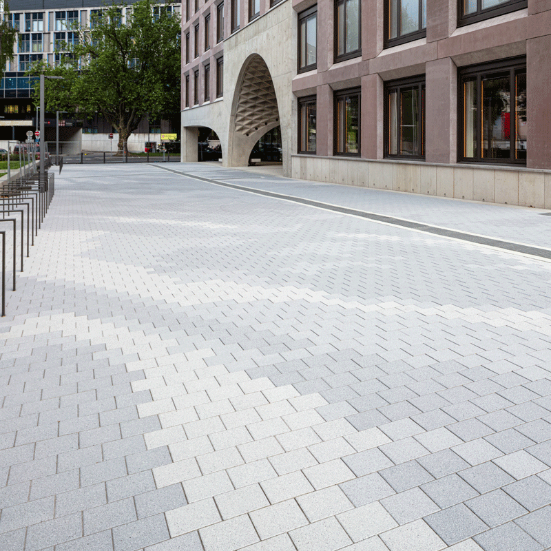 Nyitott gyalogos terület Classic VG4 szürke burkolattal a Campus Innrain Egyetemen Innsbruckban Friedl Steinwerke.