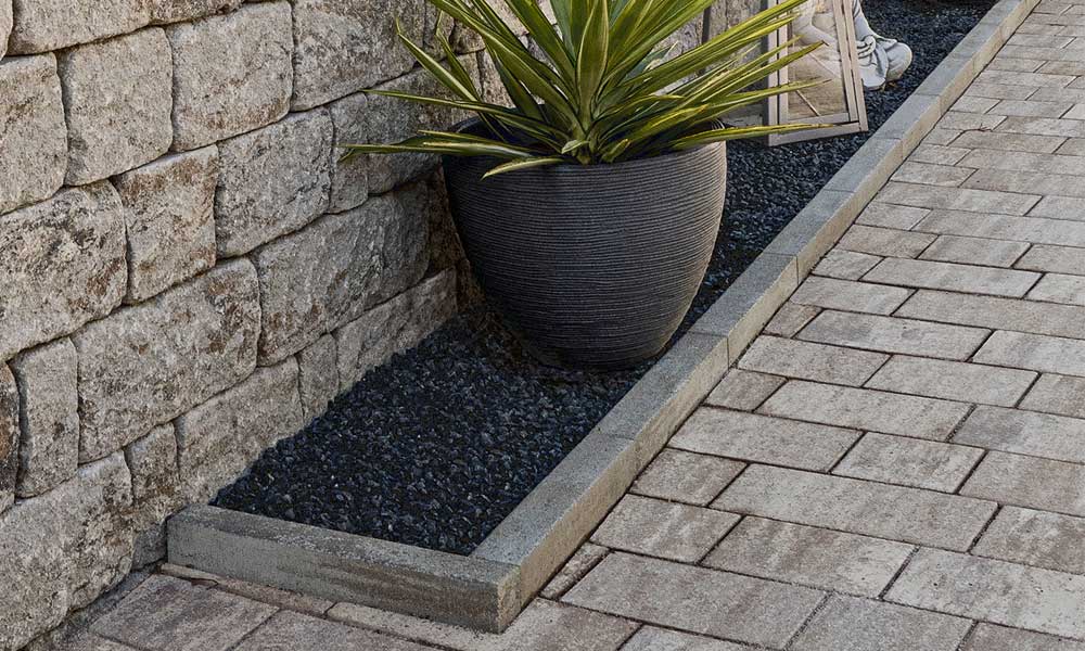 Univerzális szegélykő kagylómész; Arret B15 VG4 kombitérkő, bazalt árnyalt és Gutshof falazókő MB24 koptatott, kagylómész Univerzális szegélykő kagylómész; Arret B15 VG4 kombitérkő, bazalt árnyalt és Gutshof falazókő MB24 koptatott, kagylómész