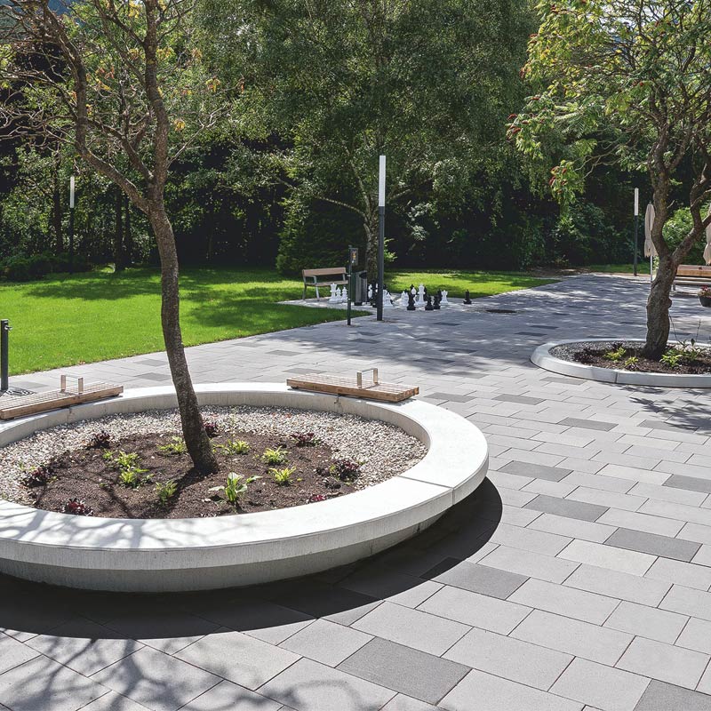 Találkozási övezet Waldegg Linea VG4 térkőlap, platina-világos-közép-antracit Friedl Steinwerke Találkozási övezet Waldegg Linea VG4 térkőlap, platina-világos-közép-antracit Friedl Steinwerke