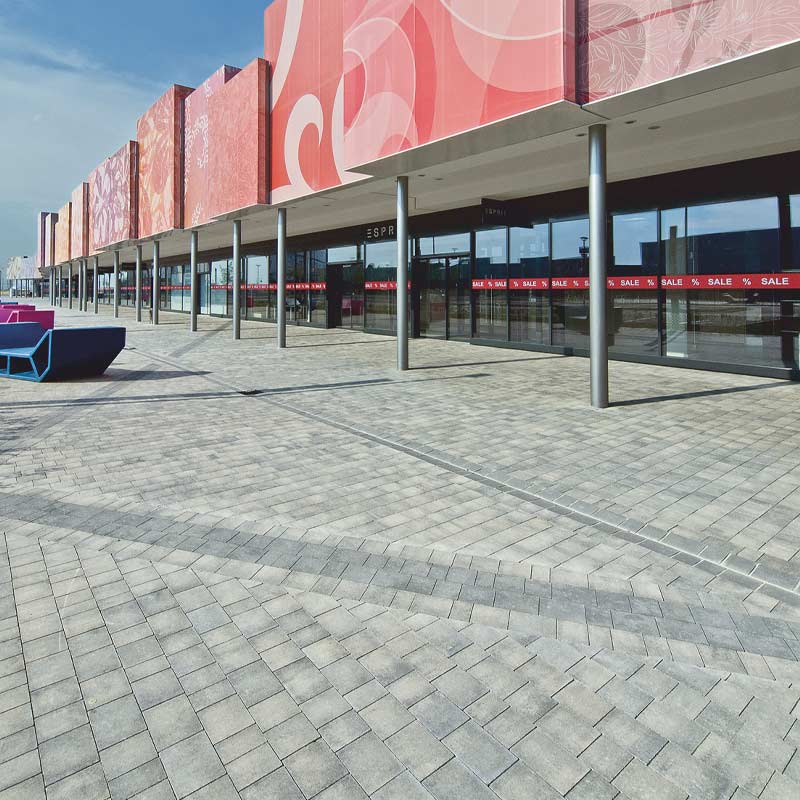 Parndorf Fashion Outlet Piazza, gránitszürke árnyalt térkő Friedl Steinwerke Parndorf Fashion Outlet Piazza, gránitszürke árnyalt térkő Friedl Steinwerke