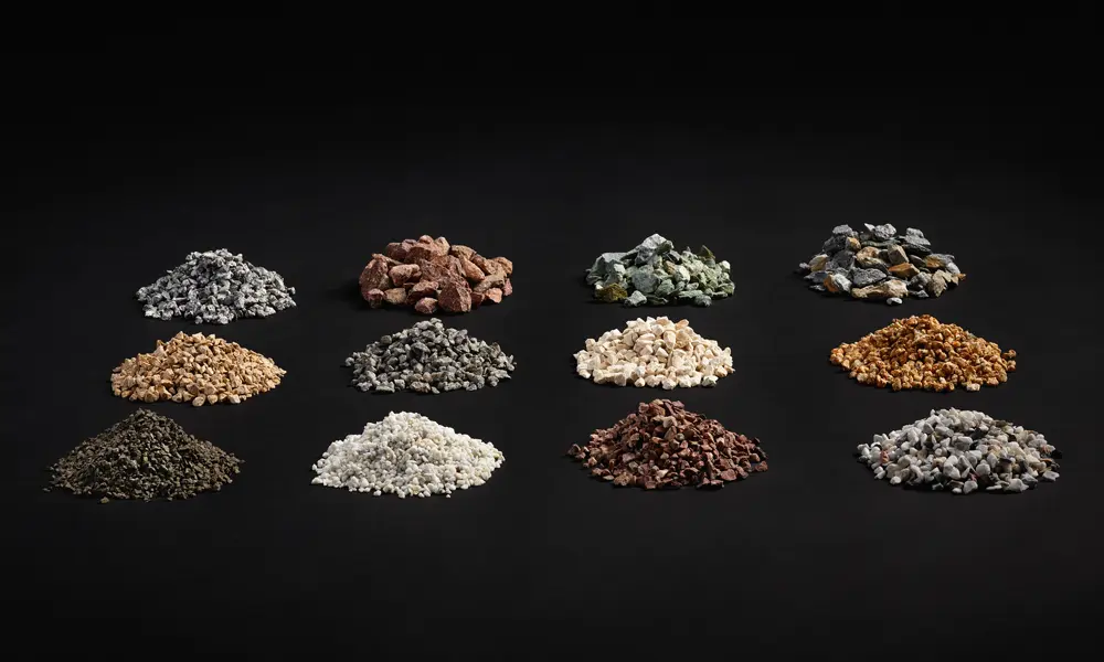 Természetes kőzúzalékok különböző színekkel, változó szemcsemérettel és szemcsarányokkal, anyagcsoportokként bemutatva, Friedl Steinwerke.