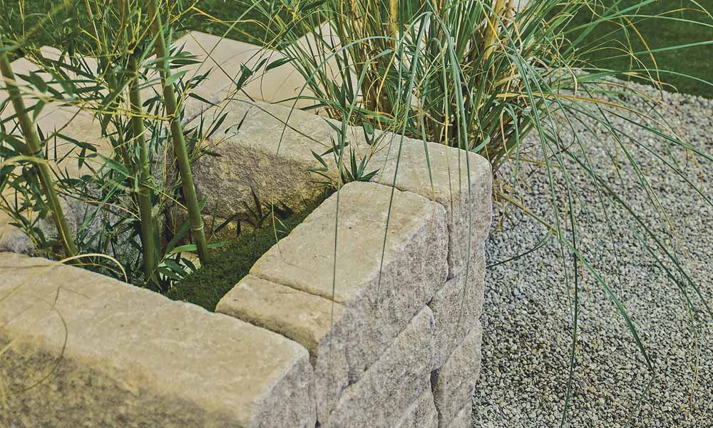 Gutshof falazókő MB16 koptatott, mészkő árnyalt magaságyásként elhelyezve Gutshof falazókő MB16 koptatott, mészkő árnyalt magaságyásként elhelyezve