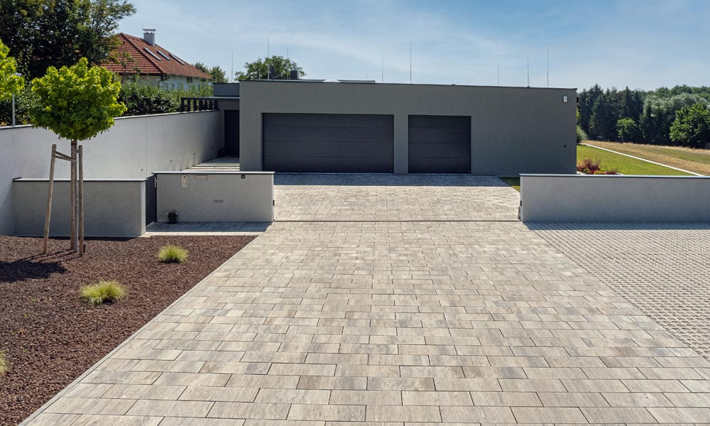 Linea VG4 térkőlap 60 x 30 x 8 cm, bazalt árnyalt; Quadro gyeprács, szürke
