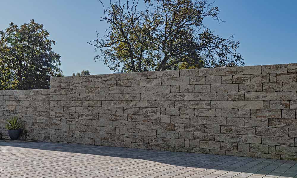 Gutshof falazókő MB24 koptatott, kagylómész 15 cm magas sorokban elhelyezve; Arret B15 VG4 kombitérkő, bazalt árnyalt és Univerzális szegélykő, kagylómész Gutshof falazókő MB24 koptatott, kagylómész 15 cm magas sorokban elhelyezve; Arret B15 VG4 kombitérkő, bazalt árnyalt és Univerzális szegélykő, kagylómész