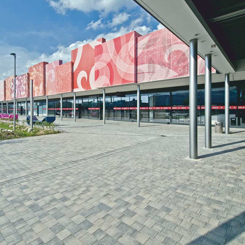 Parndorf Fashion Outlet Piazza, gránitszürke árnyalt térkő Friedl Steinwerke Parndorf Fashion Outlet Piazza, gránitszürke árnyalt térkő Friedl Steinwerke