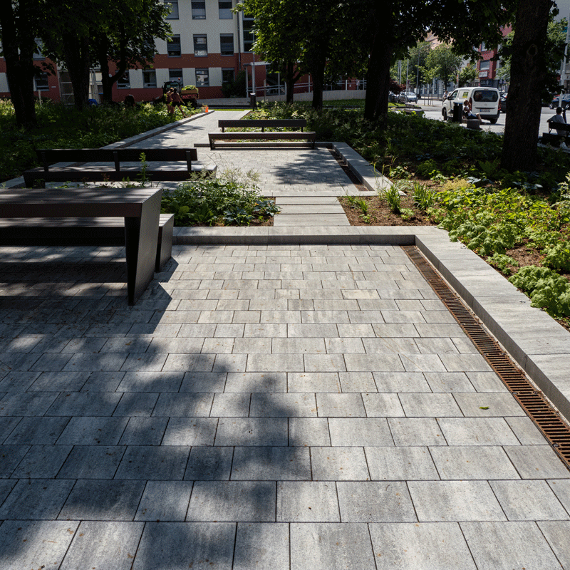 Stadtgarten Oberwart Arret B25 VG4 kombitérkő, gránitszürke árnyalt Oberwart városi park Arret B25 VG4 kombitérkővel, gránitszürke árnyalatban, padok árnyékban, Friedl Steinwerke.