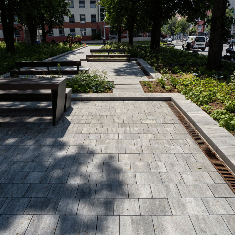 Árnyas fák alatt kialakított sétányok és padok az oberwarti városi kertben; Arret B25 VG4 kombitérkő, gránitszürke árnyalt, Friedl Steinwerke.