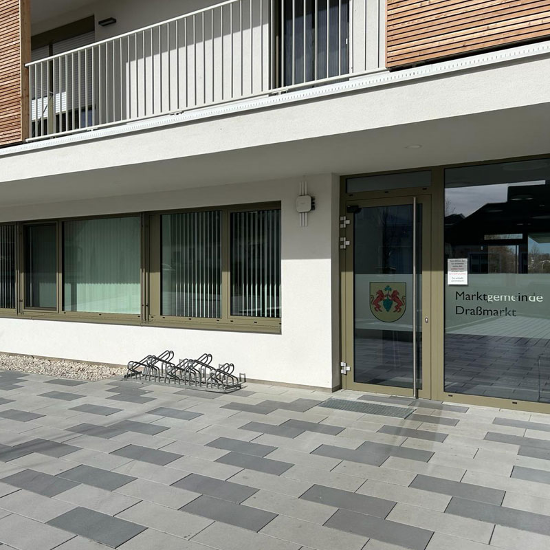 Gemeindezentrum Draßmarkt Linea VG4 térkő, platina világos és sötét árnyalt Draßmarkt városháza előtti tér Linea VG4 térkővel, platina világos és sötét árnyalatban, modern hatás, Friedl Steinwerke.