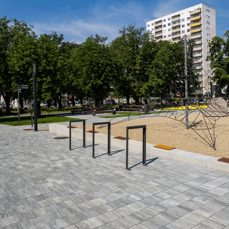 Stadtgarten Oberwart Arret B25 VG4 kombitérkő, gránitszürke árnyalt Játszótér Oberwart parkban Arret B25 VG4 kombitérkővel, gránitszürke árnyalatban és padokkal, Friedl Steinwerke.