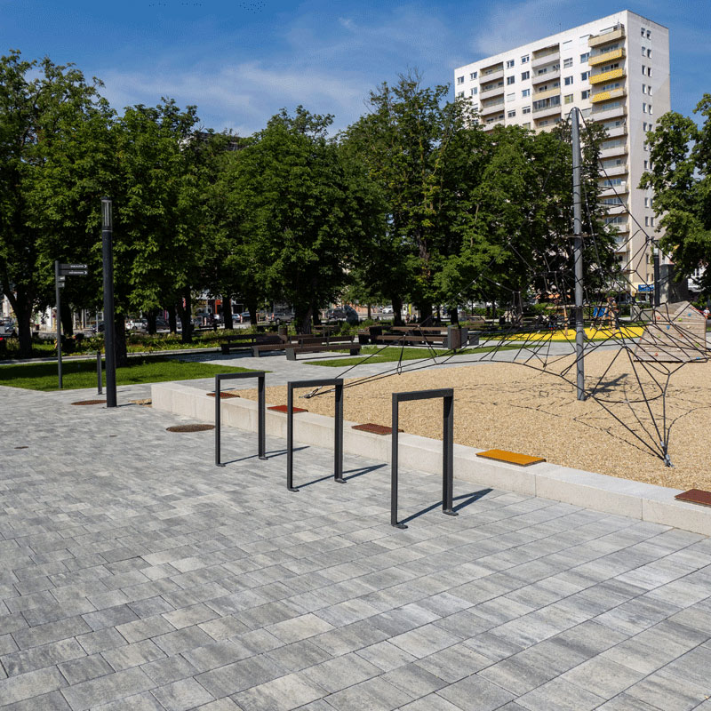 Játszótérrel és ülőhelyekkel kialakított városi kert, Oberwart; Arret B25 VG4 kombitérkő, gránitszürke árnyalt, Friedl Steinwerke.