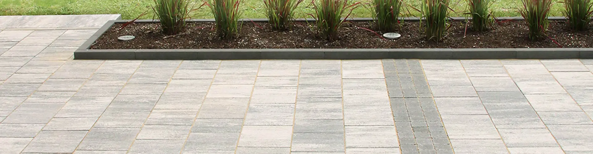 Arret B25 VG4 kombitérkő 6 cm gránitszürke árnyalt színben a Friedl Steinwerke-től, stílusos és praktikus bejárókhoz. Arret B25 VG4 kombitérkő 6 cm gránitszürke árnyalt színben a Friedl Steinwerke-től, stílusos és praktikus bejárókhoz.