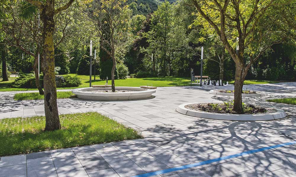 Közterületek Linea VG4 térkőlap, platina világos közép antracit Friedl Steinwerke Közterületek Linea VG4 térkőlap, platina világos közép antracit Friedl Steinwerke