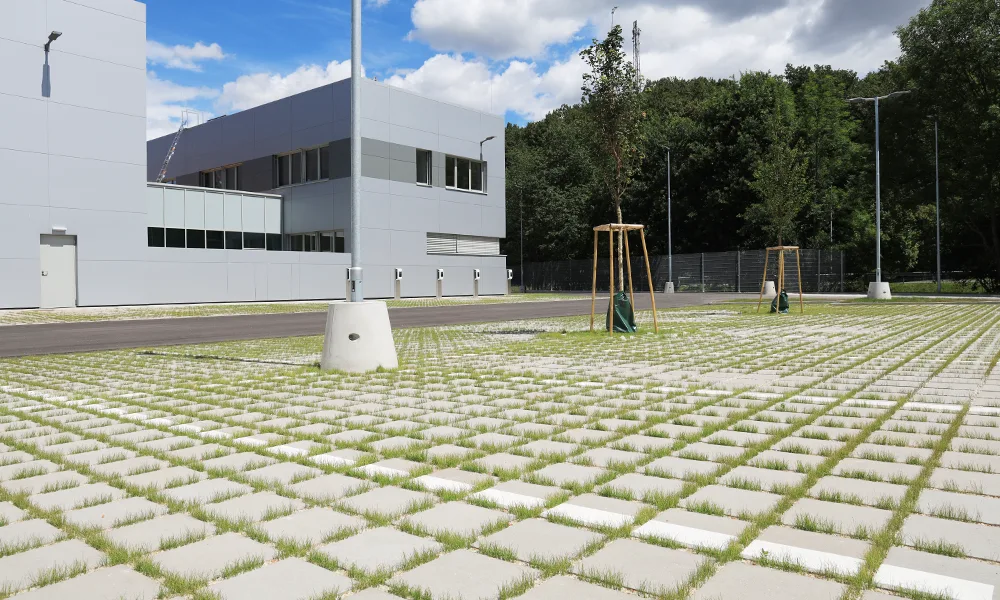 Cupro Verde VG4 zöld fűhézagokkal a Friedl Steinwerke-től. Zöld parkoló kialakítás Friedl Steinwerke vízáteresztő köveivel.