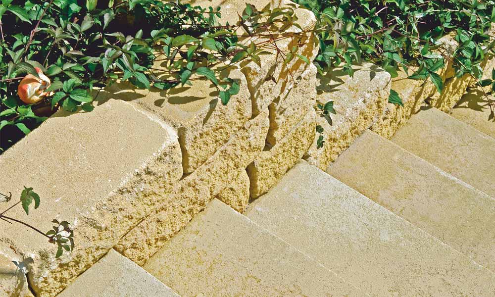 Gutshof tömblépcső roppantott 100 x 40 x 15 cm, homoksárga; Gutshof falazókő MB24 koptatott, homoksárga