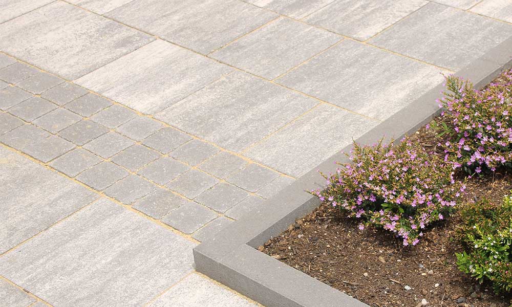 Grado kockakő, antracit; Arret B25 VG4 kombitérkő, gránitszürke árnyalt és Univerzális szegélykő, antracit Grado kockakő, antracit; Arret B25 VG4 kombitérkő, gránitszürke árnyalt és Univerzális szegélykő, antracit