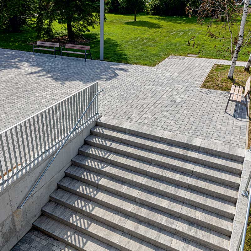 Wildgarten Bécs Arret B15, gránitszürke árnyalt térkő Friedl Steinwerke