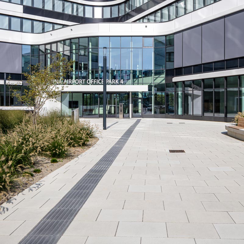 Repülőtér Wien Schwechat Linea VG4, szürke-féher térkő Friedl Steinwerke Repülőtér Wien Schwechat Linea VG4, szürke-féher térkő Friedl Steinwerke