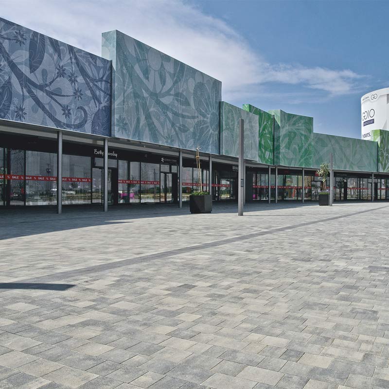 Parndorf Fashion Outlet Piazza, gránitszürke árnyalt térkő Friedl Steinwerke Parndorf Fashion Outlet Piazza, gránitszürke árnyalt térkő Friedl Steinwerke