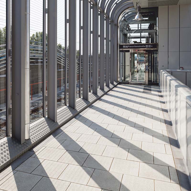 Wiener Linien Magnum, nemeszúzalék fehér–fekete térkő Friedl Steinwerke Wiener Linien Magnum, nemeszúzalék fehér–fekete térkő Friedl Steinwerke