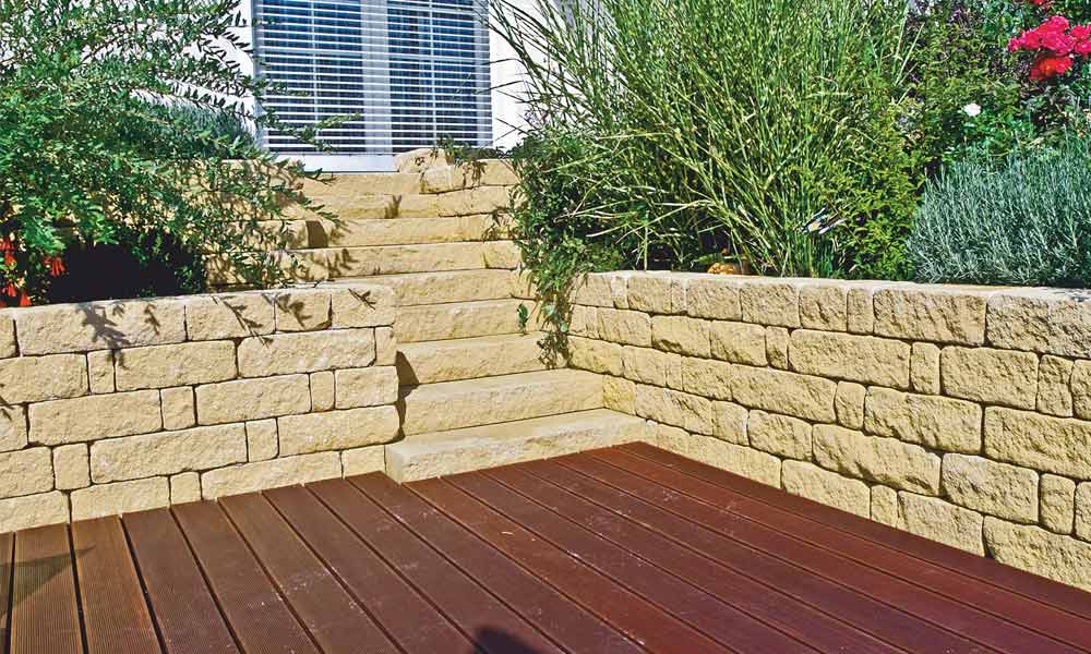 Gutshof falazókő MB24 koptatott, homoksárga 15 cm-es sorokban és Gutshof tömblépcső roppantott 100 x 40 x 15 cm, homoksárga Gutshof falazókő MB24 koptatott, homoksárga 15 cm-es sorokban és Gutshof tömblépcső roppantott 100 x 40 x 15 cm, homoksárga