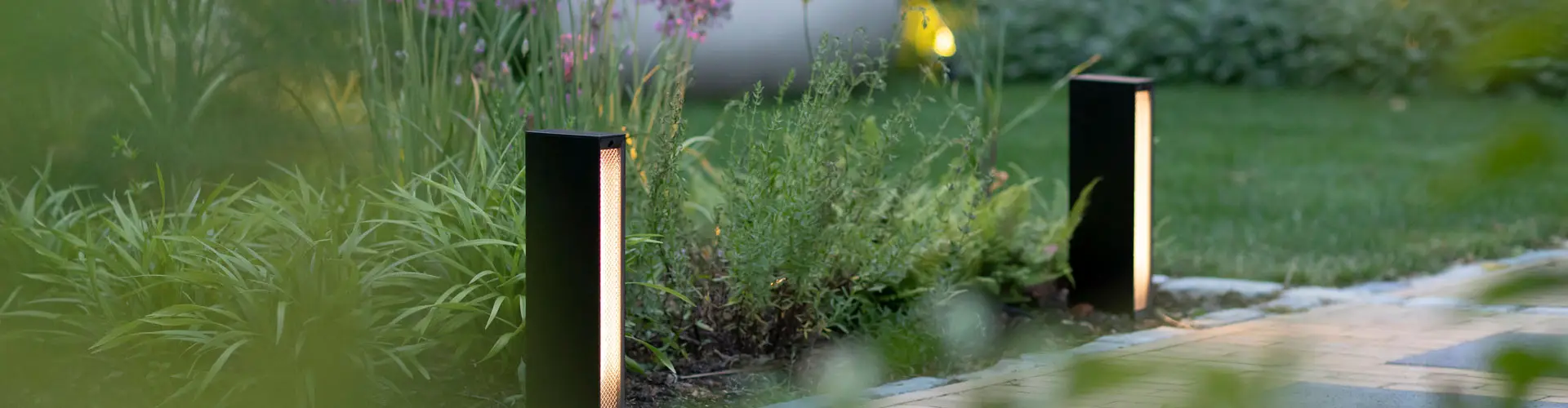 Stílusos kerti világítás Evo Low lámpával az in-lite-tól, elérhető a Friedl Steinwerke kínálatában. A modern lámpa kellemes hangulatot teremt és kiemeli a kültéri teret.