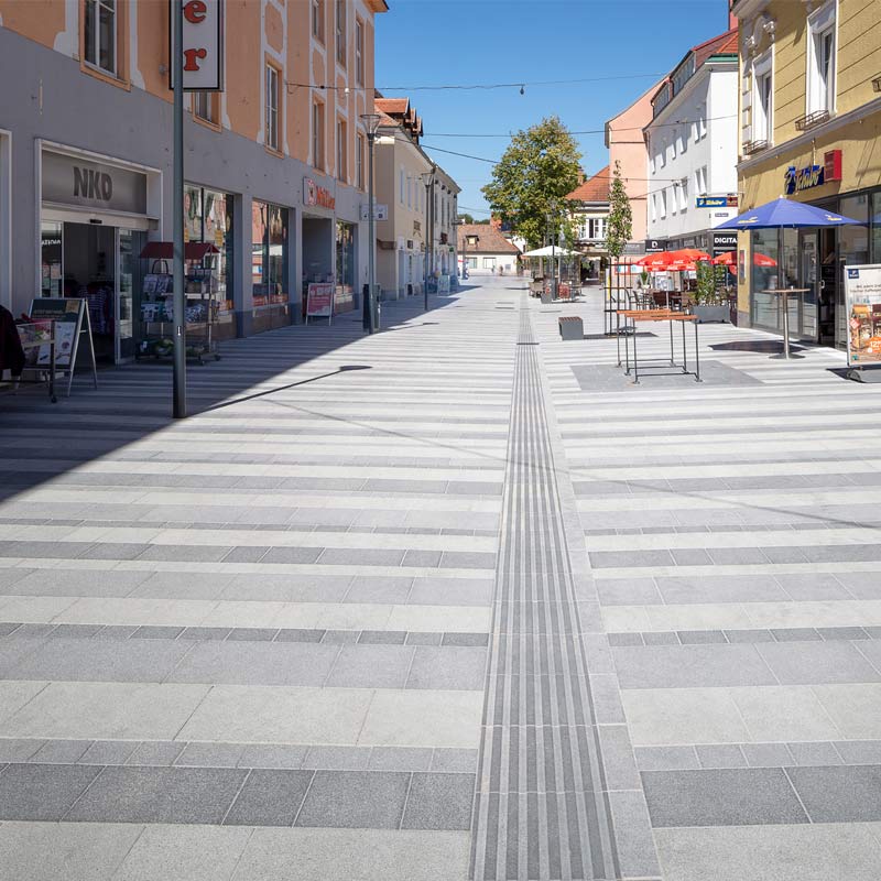 Gyalogos övezet Wiener Neustadt Linea VG4 térkőlap, nemeszúzalék fehér–fekete Friedl Steinwerke