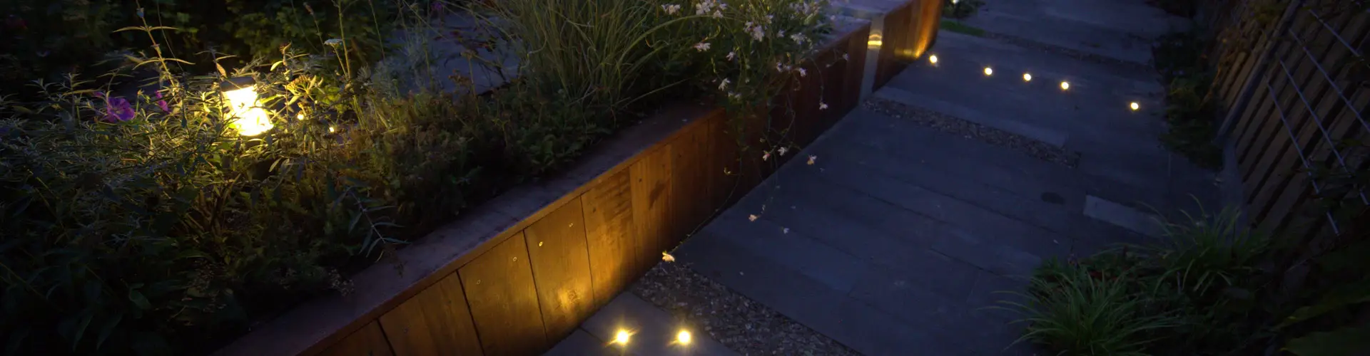 Stílusos kerti világítás Luna kerti lámpákkal az in-lite-tól, elérhető a Friedl Steinwerke kínálatában. A LED világítás kellemes hangulatot teremt és kiemeli a kültéri teret.