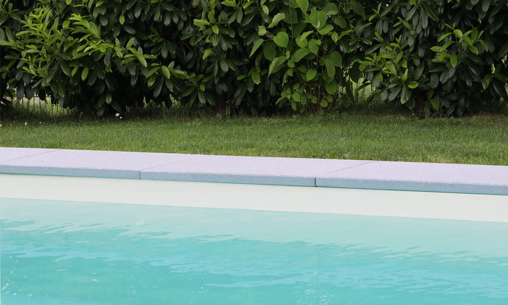 Niva29 szegélylap gránit színben, modern medence szegélyként beépítve; a Friedl Steinwerke prémium megoldása. Niva29 szegélylap gránit színben, modern medence szegélyként beépítve; a Friedl Steinwerke prémium megoldása.