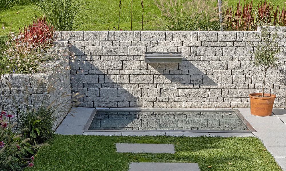 Gutshof falazókő MB24 koptatott, gránitszürke árnyalt 7,5 cm és 15 cm magas sorokban elhelyezve; LIV29 79,4 x 39,4 x 2,9 cm, köd tipegőkként