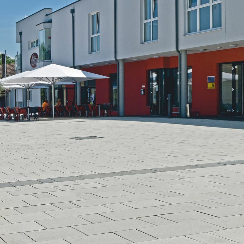 Településtér Mitterndorf Campus VG4, szürke térkő Friedl Steinwerke  Településtér Mitterndorf Campus VG4, szürke térkő Friedl Steinwerke