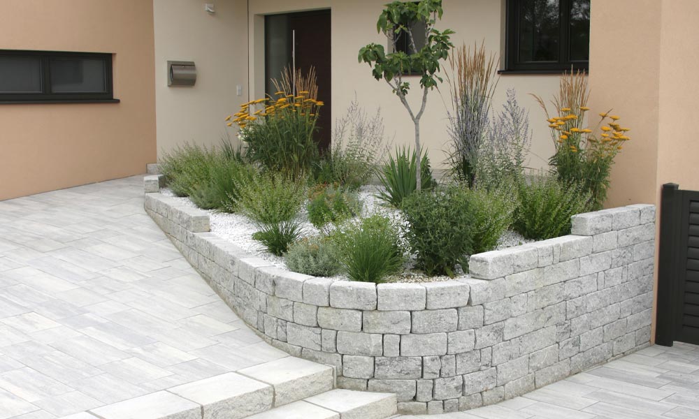 Gutshof falazókő MB16 koptatott, gránitszürke árnyalt magaságyásként elhelyezve Gutshof falazókő MB16 koptatott, gránitszürke árnyalt magaságyásként elhelyezve