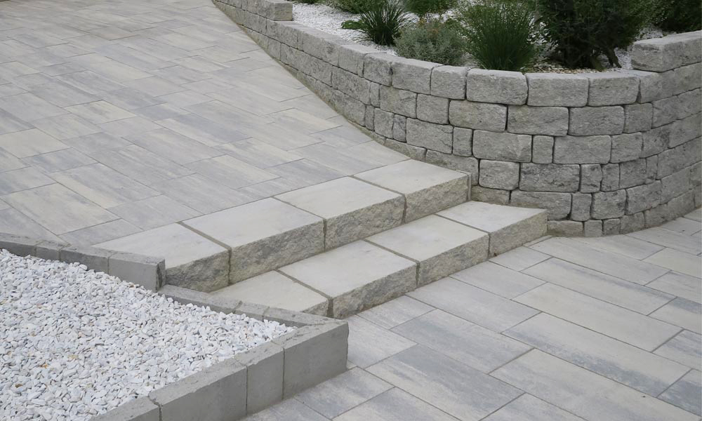 Gutshof tömblépcső roppantott 50 x 36,5 x 15 cm, jégszürke árnyalt; Cadea VG4, jégszürke árnyalt, Gutshof falazókő MB16 koptatott, gránitszürke árnyalt és Gutshof szegélykő roppantott, gránitszürke árnyalt