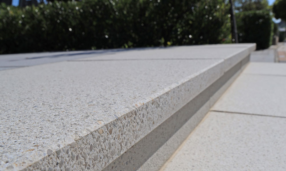 A Friedl Steinwerke Dots natúr színű szegélylapja lépcsőelemként harmonikus átmenetet és biztonságos járófelületet biztosít. A Friedl Steinwerke Dots natúr színű szegélylapja lépcsőelemként harmonikus átmenetet és biztonságos járófelületet biztosít.