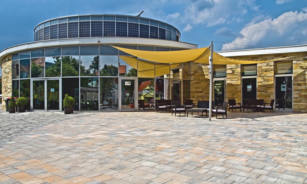 Közterületek kialakítása Limes térkőlappal kagylómész színben a Friedl Steinwerke-től Közterületek kialakítása Limes térkőlappal kagylómész színben a Friedl Steinwerke-től