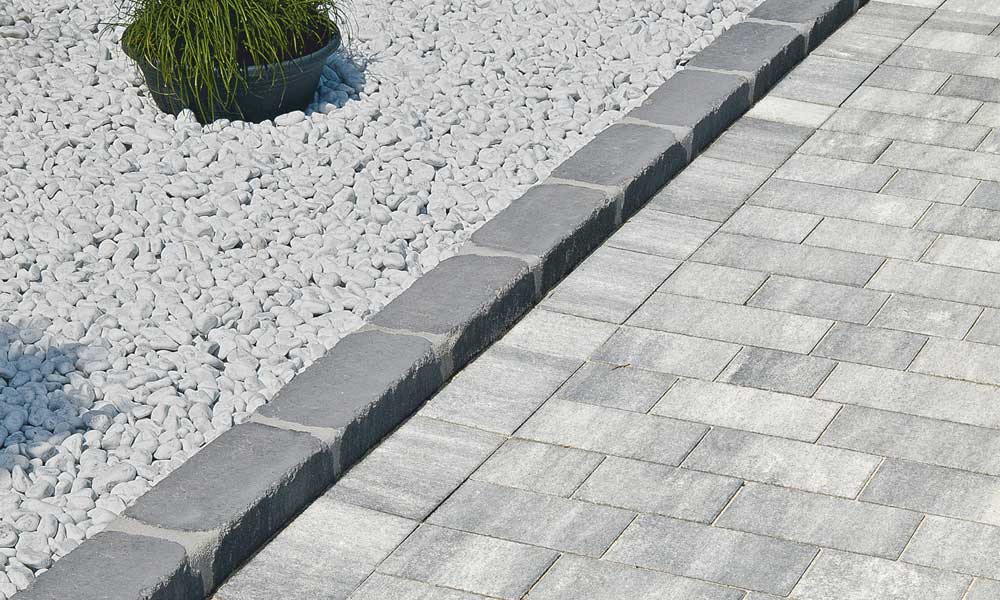 Grado paliszád, antracit fektetve szegélyként; Arret B15 VG4 kombitérkő, gránitszürke árnyalt Grado paliszád, antracit fektetve szegélyként; Arret B15 VG4 kombitérkő, gránitszürke árnyalt