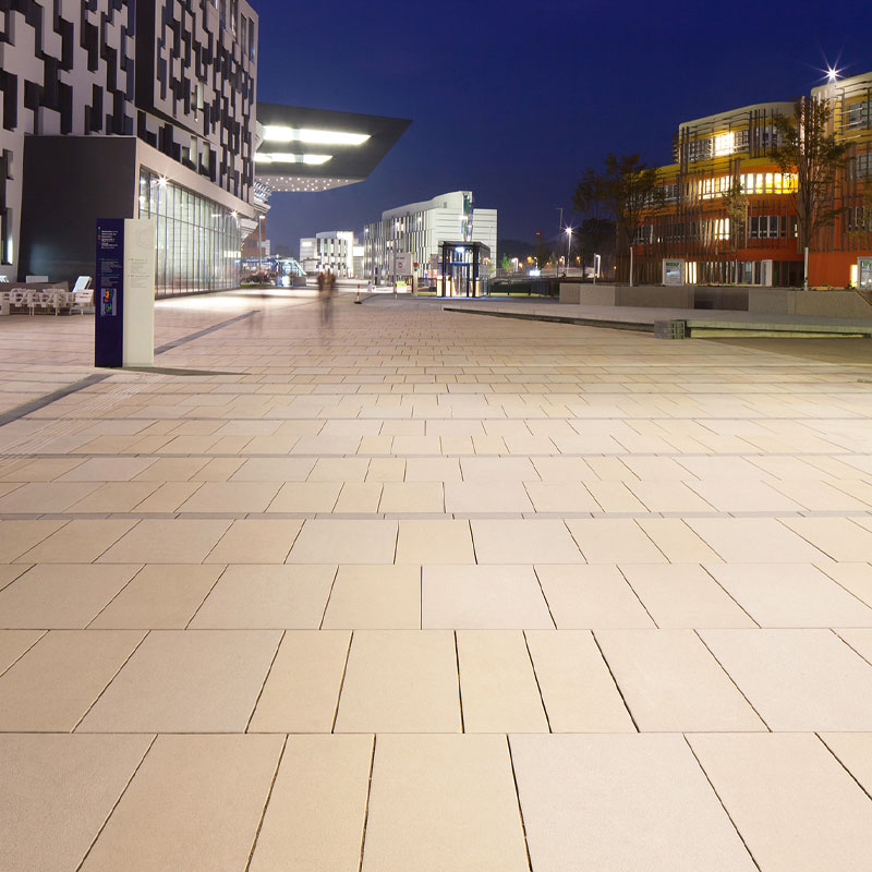 Nyugodt campustér Magnum fehér árnyalat burkolattal a Wirtschaftsuniversität Wien Campusán Friedl Steinwerke.