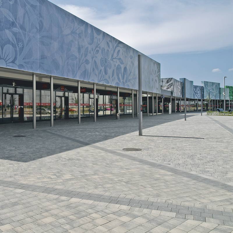 Parndorf Fashion Outlet Piazza, gránitszürke árnyalt térkő Friedl Steinwerke Parndorf Fashion Outlet Piazza, gránitszürke árnyalt térkő Friedl Steinwerke