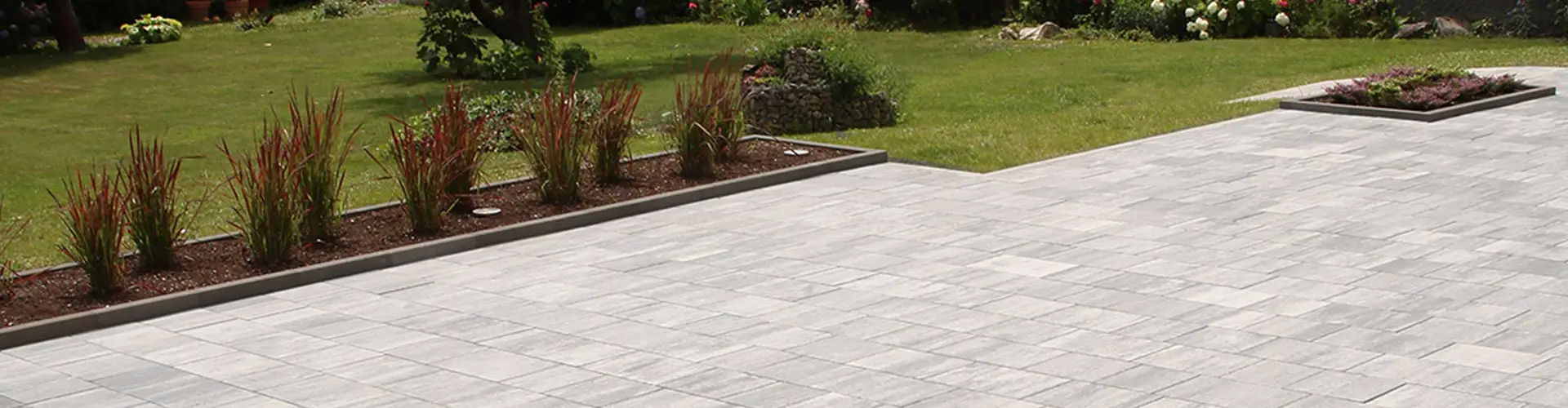 Arret B25 VG4 kombitérkő 6 cm gránitszürke árnyalt színben a Friedl Steinwerke-től, kiváló választás bejárókhoz és teraszokhoz. Arret B25 VG4 kombitérkő 6 cm gránitszürke árnyalt színben a Friedl Steinwerke-től, kiváló választás bejárókhoz és teraszokhoz.