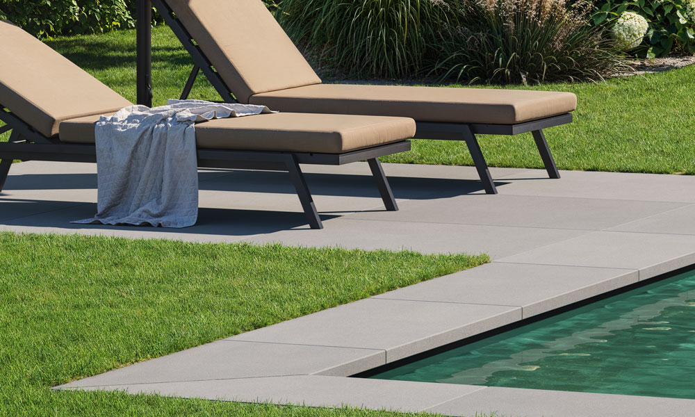 A Friedl Steinwerke taupe színű LIV szegélylapja egyenes és lecsapott elülső éllel elegáns, határozott lezárást biztosít a medence körül, modern vonalvezetéssel. A Friedl Steinwerke taupe színű LIV szegélylapja egyenes és lecsapott elülső éllel elegáns, határozott lezárást biztosít a medence körül, modern vonalvezetéssel.